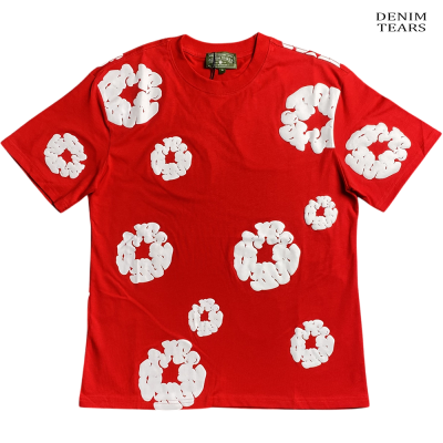 T-shirt vermelha com círculos brancos irregulares e etiqueta DENIM TEARS