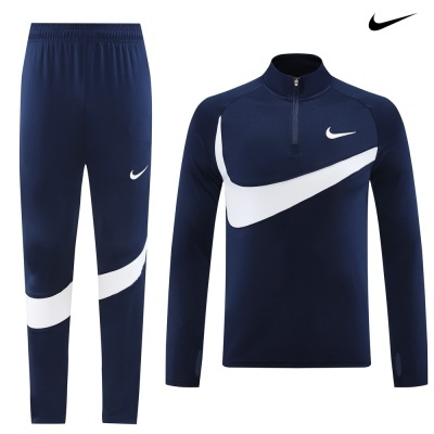 Conjunto de roupa desportiva azul e branco da Nike com logótipos