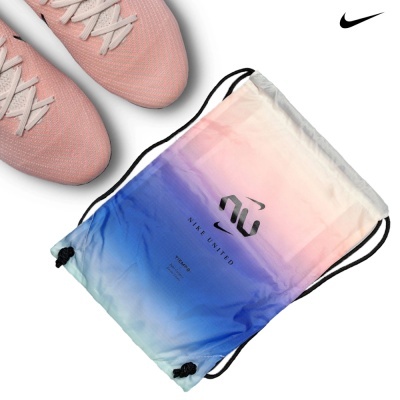 Saco desportivo azul e rosa com texto Nike e sapatilhas cor-de-rosa com atacadores