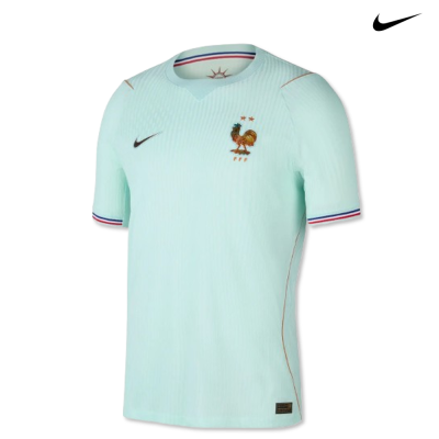 Camisola de futebol Nike azul clara com bordado de galo e estrelas, logotipo Nike e detalhes coloridos nas mangas