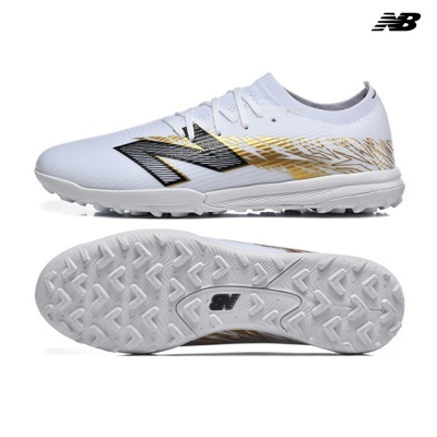 Sapatilhas desportivas New Balance brancas com detalhes dourados e pretos, vistas lateral e de sola