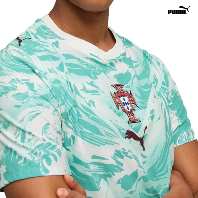 Camisola de futebol azul-turquesa e branca com emblema da Federação Portuguesa de Futebol e logo PUMA