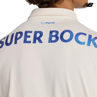 Parte traseira de t-shirt branca com escrita SUPER BOCK e FC Porto