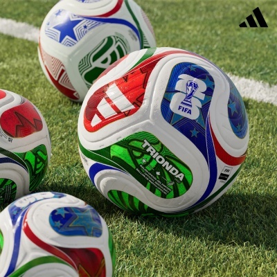 Bola de futebol Adidas Trionda Pro branca com padrões coloridos em relvado
