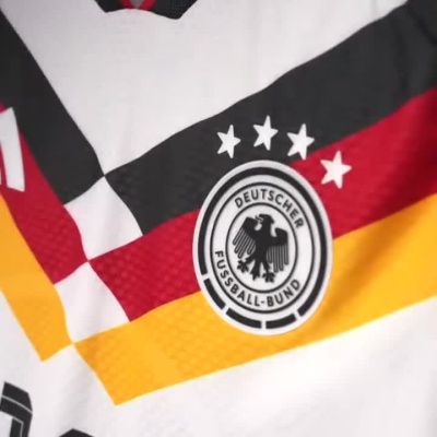 Detalhes de camisola de futebol da Alemanha com logos e textura do tecido.