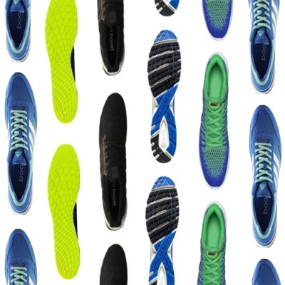 vários ténis desportivos coloridos azul, preto e verde com solas diferentes