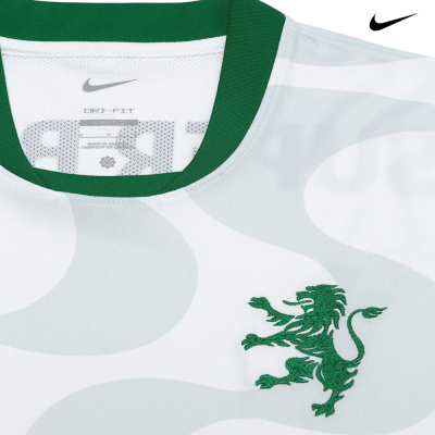 Camisola Nike branca com gola verde e bordado de leão verde