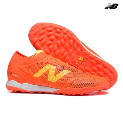 Tênis desportivo New Balance Tekela laranja com detalhes amarelos e sola texturada