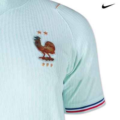 Camisola desportiva azul clara com logo FFF e riscas na manga