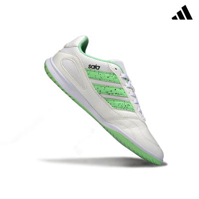 Tênis desportivo branco e verde com riscas verdes e texto sala