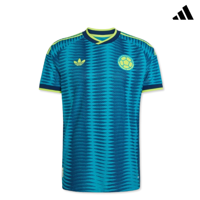 T-shirt de futebol azul com padrão geométrico e logos Adidas e emblema de bola