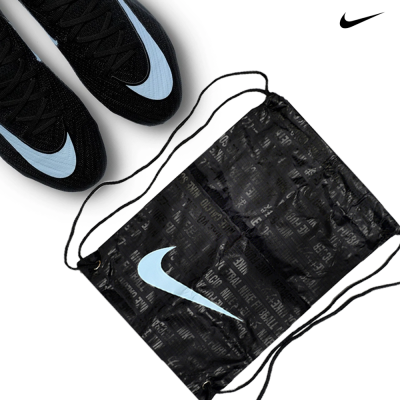 Sapatilhas desportivas pretas e mochila preta com Swoosh azul claro da Nike