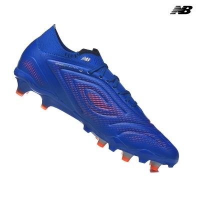 Chuteira de futebol azul New Balance com detalhes laranja e texturas em relevo