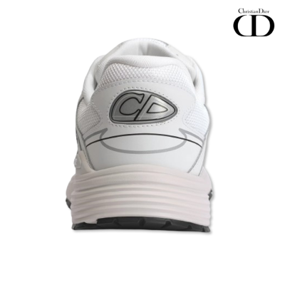 Sapatilha branca Christian Dior vista de trás com logotipo CD.