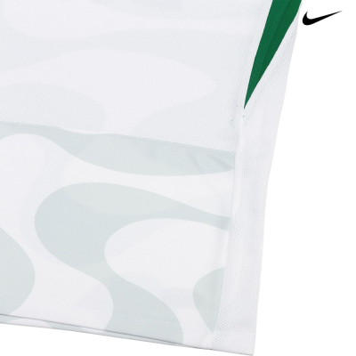 Parte inferior de roupa desportiva branca com padrão cinzento e detalhe verde, logótipo Nike preto