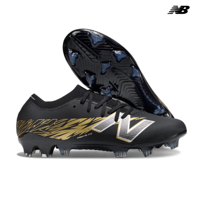 Chuteiras de futebol New Balance pretas com detalhes dourados e brancos