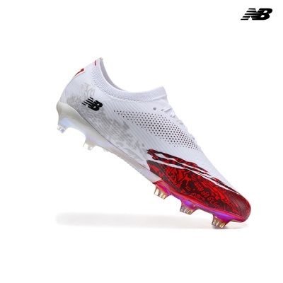 Chuteira de futebol branca com detalhes vermelhos e pretos e sola com travas