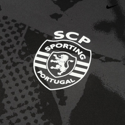 Detalhe de tecido com emblema do Sporting Clube de Portugal e logo Nike