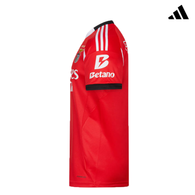 Camisola de futebol vermelha com riscas brancas e logos