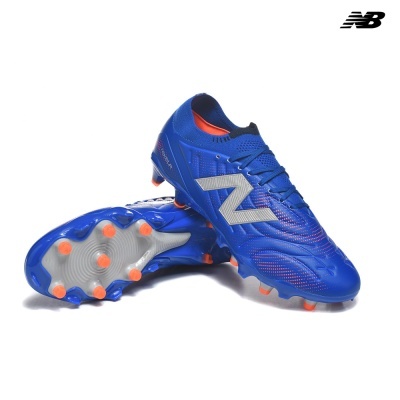 Chuteiras de futebol azuis com cravos laranja e detalhes cinza