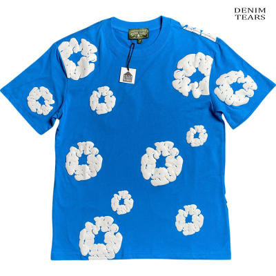 T-shirt azul com estampado branco circular e etiquetas visíveis