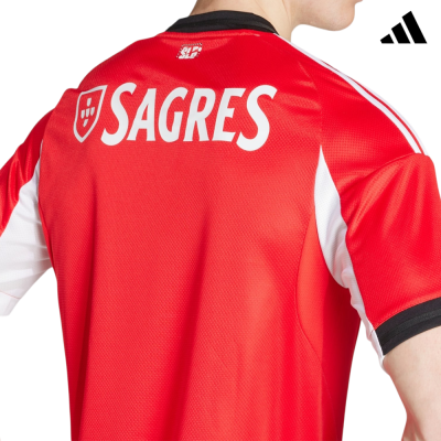 Camisola vermelha e branca com texto SAGRES nas costas e logótipo Adidas.