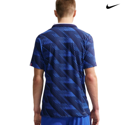 T-shirt desportiva azul escuro com padrão geométrico azul claro usada por trás