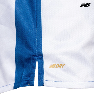 tecido esportivo branco com listra azul e texto NB DRY