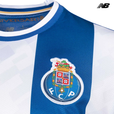 Camisola de futebol azul e branca do FCP com escudo bordado e riscas verticais.