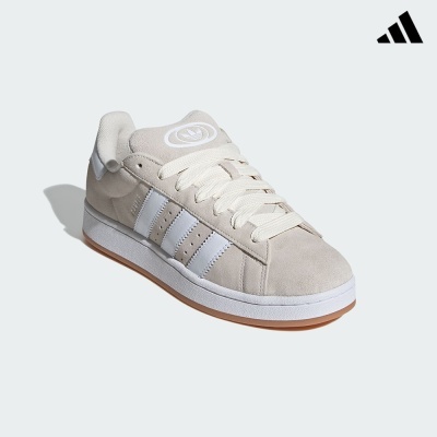 Ténis Adidas bege em camurça com riscas brancas e sola castanha