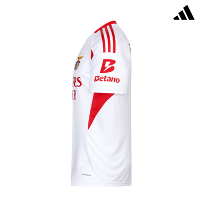 Camisola branca de futebol com detalhes vermelhos e logótipos SL Benfica e Betano.