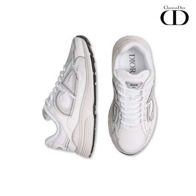 Sapatilhas brancas Christian Dior com detalhes em relevo e preto, vistas por cima e lado.