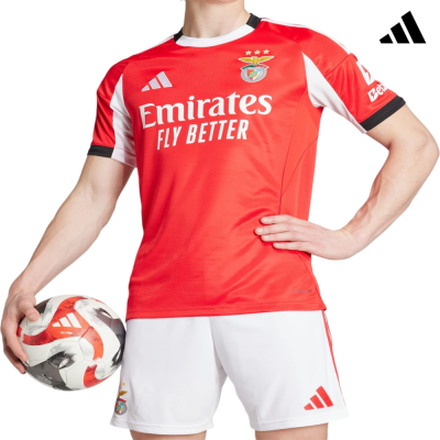 Camisola vermelha do Benfica com calções brancos e uma bola de futebol Adidas