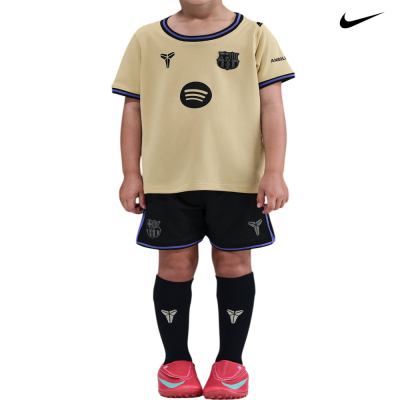 Fato desportivo infantil bege e preto com símbolos e calçado vermelho