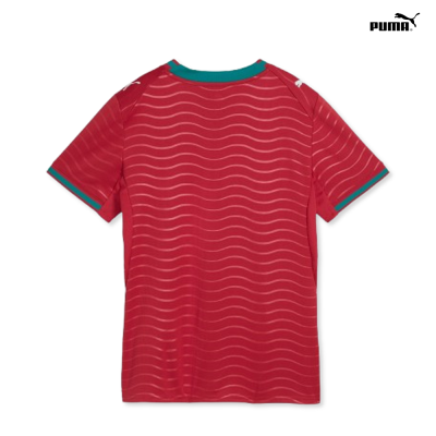 T-shirt vermelha com padrão ondulado e detalhes verdes da Puma