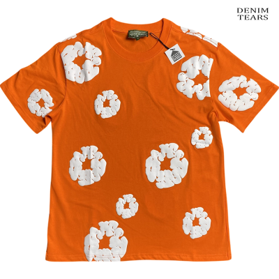 T-shirt laranja com padrões brancos e etiquetas visíveis