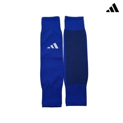 Proteções para canela azuis com logótipo Adidas branco em fundo branco