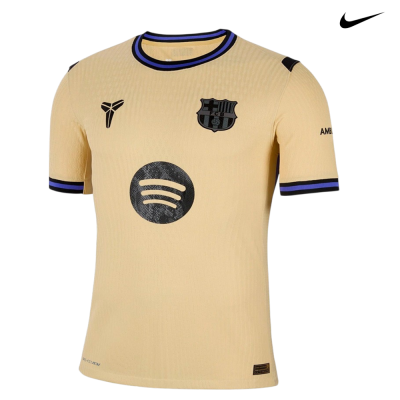 Camisola de futebol creme com detalhes azuis e pretos e vários logótipos