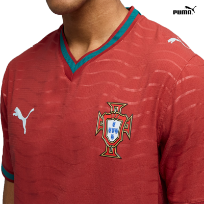 Camisola vermelha de futebol com emblema da F.P.F. e logótipo Puma branco