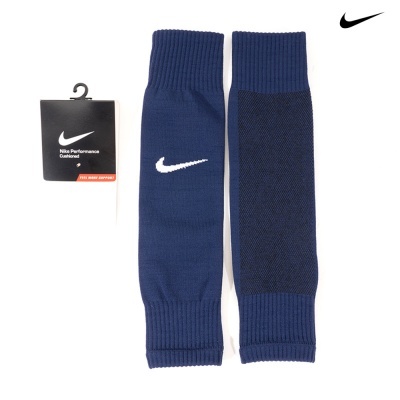 Par de meias esportivas azuis da Nike com logo branco e etiqueta preta ao lado