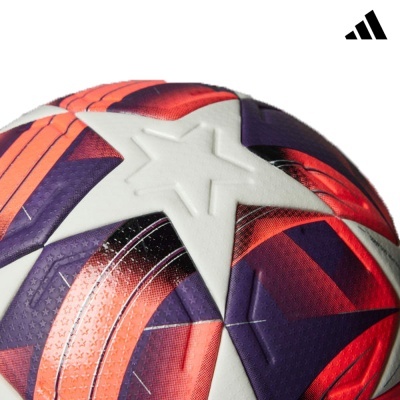 Bola de futebol Adidas com padrão de estrelas em roxo, vermelho e branco