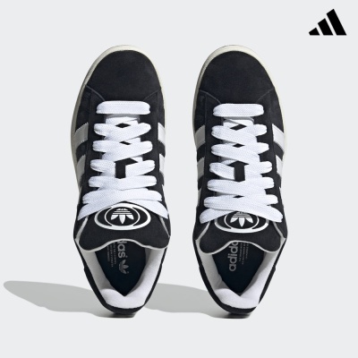 Ténis Adidas pretos com atacadores e riscas brancas