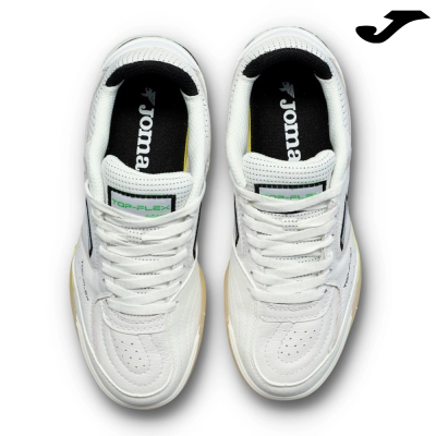 Par de sapatilhas de pele branca com detalhes pretos da marca Joma