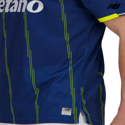 T-shirt azul escuro com linhas verticais amarelas e logótipo New Balance