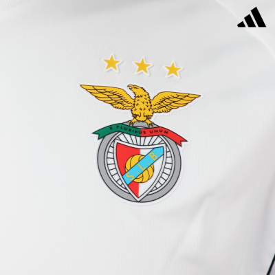 Camisa branca com emblema do clube Benfica e logótipo da adidas.