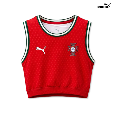 Top desportivo vermelho da Puma com gola e acabamentos verdes e brancos, logo Puma e emblema da seleção portuguesa