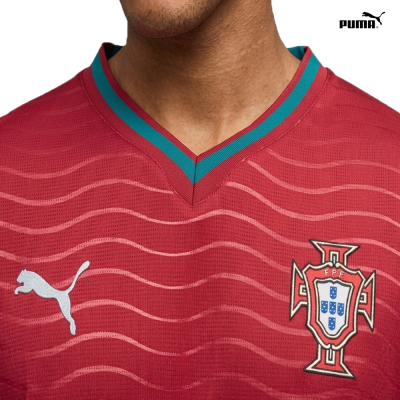 Camisola de futebol vermelha com gola em V e brasão da FPF.