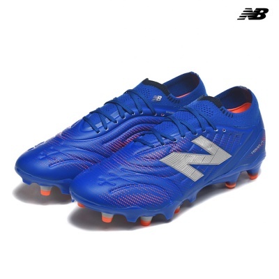 Chuteiras de futebol azuis New Balance com detalhes vermelhos e logo cinza