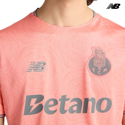 T-shirt desportiva cor-de-rosa com logótipos NB e FCP e texto Betano