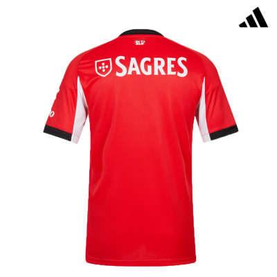 Camisola de futebol vermelha com detalhes brancos e pretos e texto SAGRES nas costas